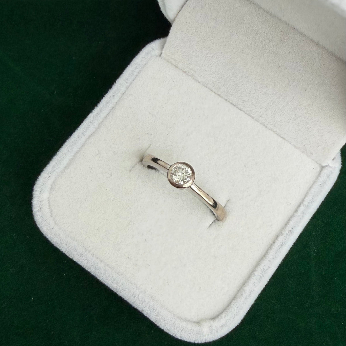 Vintage Round Cut 0.25ct Single Diamond Ring (18k White Gold)